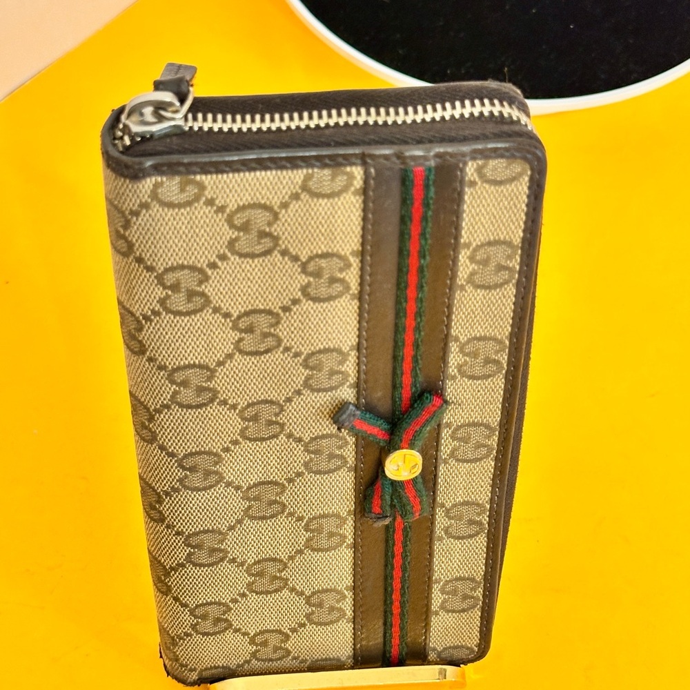 Gucci Sherry line Zippee round Wallet with Green and Red Accents - Picture 15 of 16